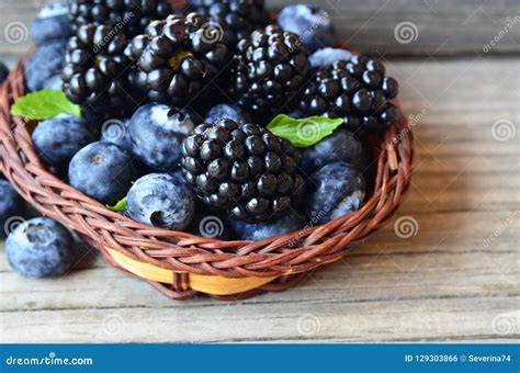 Frische Brombeeren auf einem Holztisch