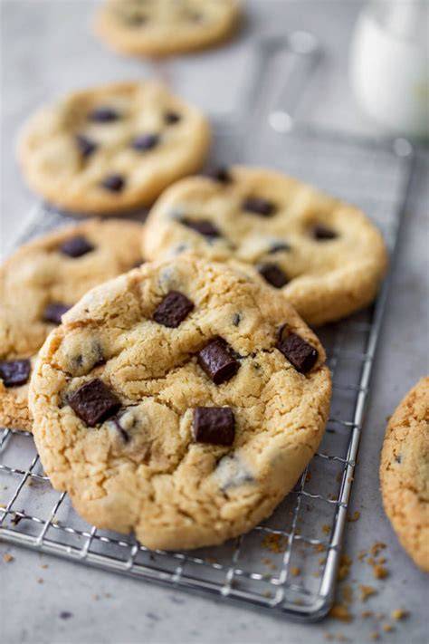 Frische Cookies verteilt auf einem Kuchengitter, bereit zum Genießen