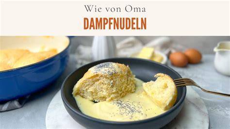 Frische Dampfnudeln ohne Zucker in einer Pfanne, dazu Vanillesoße und Mohn