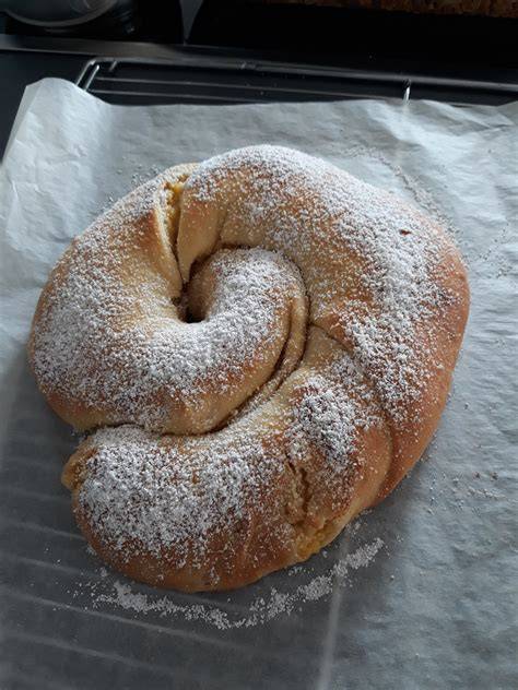 Frische Ensaimadas im Café, klassische Spiralform
