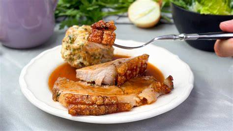 Frische Erbsen und Thymian-Honig Krustenbraten als Beilage zur Ziegenfrischkäse-Ravioli