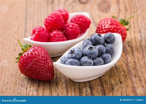 Frische Erdbeeren, Himbeeren und Pflaumen in Schalen