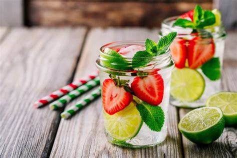 Frische Erdbeeren, Limetten und Minze