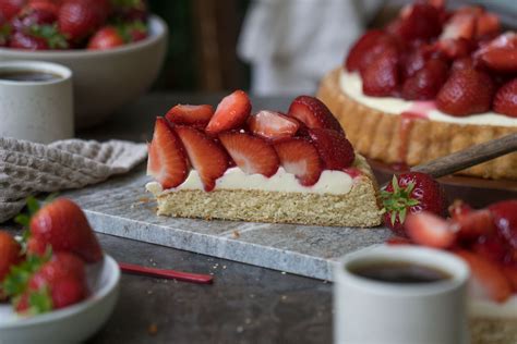 Frische Erdbeeren, Zitronenverbene und Vanillecreme als Zutaten für die Tarte-Dekoration