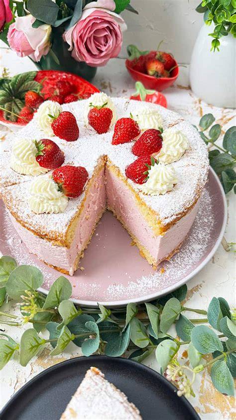 Frische Erdbeeren auf Biskuitboden