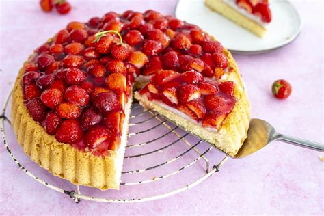 Frische Erdbeeren auf Biskuitboden mit Tortenguss