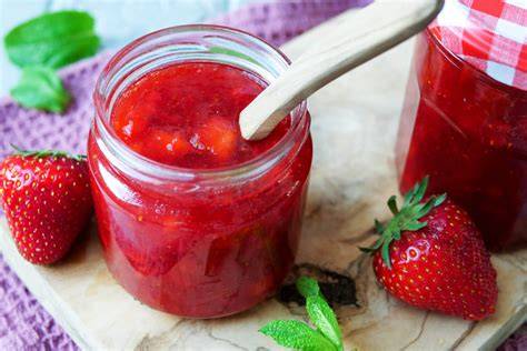 Frische Erdbeeren und Agar-Agar als Basis für vegane Marmelade