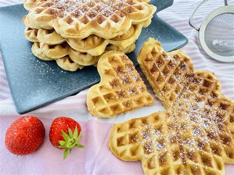 Frische Erdbeeren und Bananen als beliebte Zutaten für Bubble Waffeln