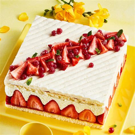 Frische Erdbeeren und Buttercremetorte