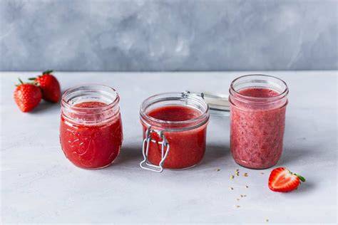 Frische Erdbeeren und Gläser für Marmelade