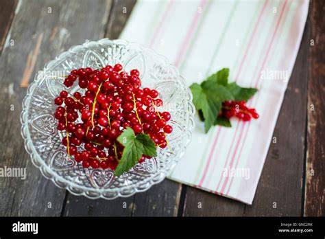 Frische Erdbeeren und Johannisbeeren in einer Schale