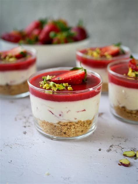 Frische Erdbeeren und Marmeladegläser