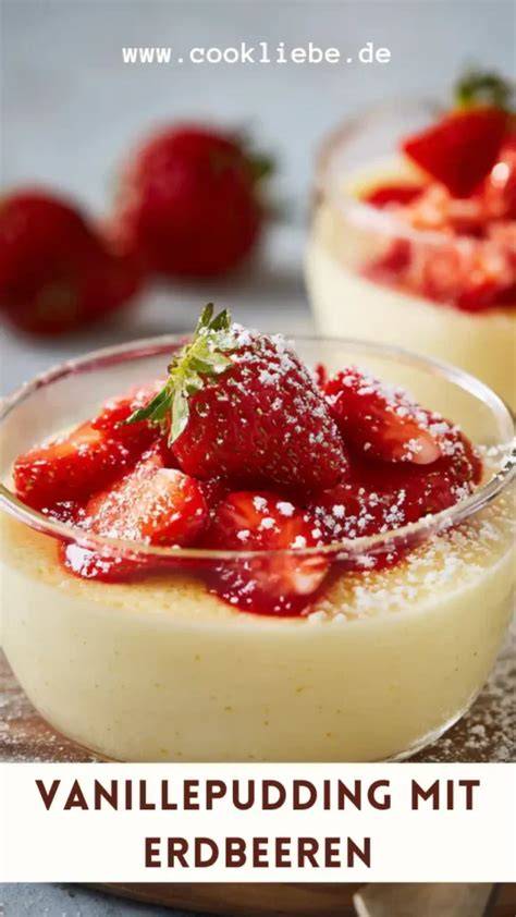 Frische Erdbeeren und Pudding als Dessert angerichtet