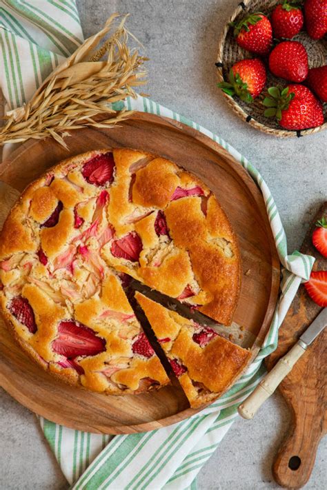 Frische Erdbeeren und Rhabarber als Stars des Kuchens