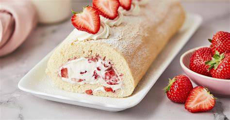 Frische Erdbeeren und Sahne für Biskuitrolle