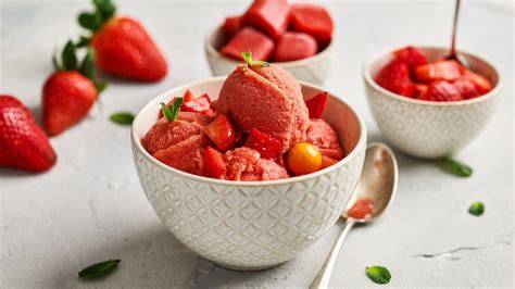 Frische Erdbeeren und Sorbet-Zubereitung