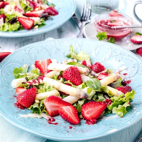 Frische Erdbeeren und Spargel als Basis für kreative Desserts