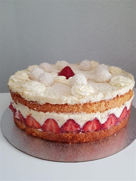 Frische Erdbeeren und fertige Sommer-Torte