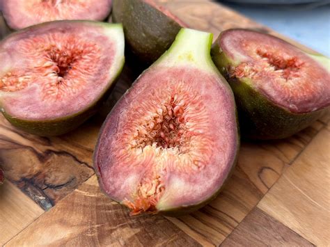 Frische Feigen, Senfkörner und Thermomix auf einer Arbeitsfläche