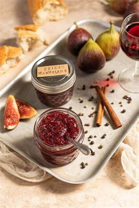 Frische Feigen und Nektarinen auf rustikalem Küchenbrett, Zutaten für Marmelade