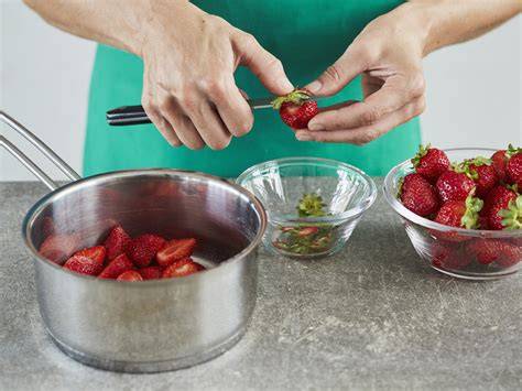Frische Früchte putzen und vorbereiten zur Marmeladenherstellung