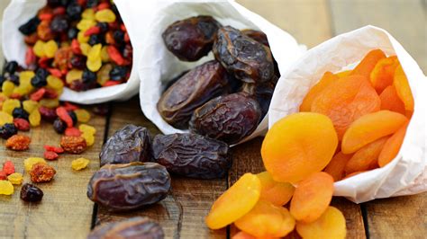 Frische Früchte und Trockenobst als typische Zutaten für Plesniak-Belag