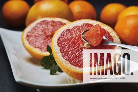 Frische Grapefruits aufgeschnitten, Nährwertangaben eingeblendet