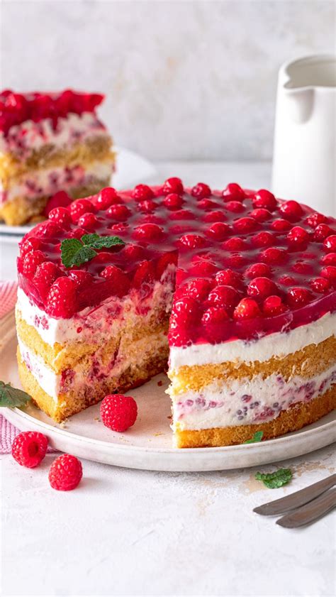 Frische Himbeeren auf der Torte mit rotem Tortenguss