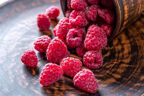 Frische Himbeeren auf einem Holzbrett