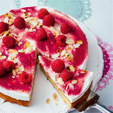 Frische Himbeeren auf einem Kuchen, sommerliche Backstimmung
