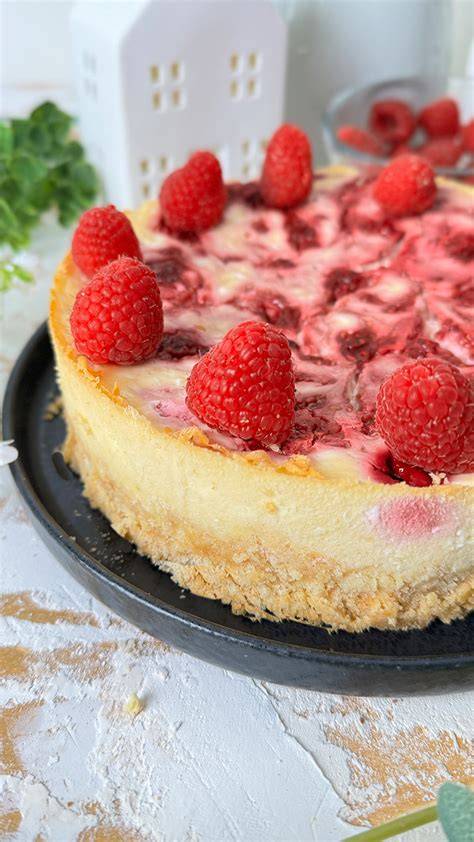 Frische Himbeeren und Erdbeeren als fruchtige Käsekuchen-Beigabe