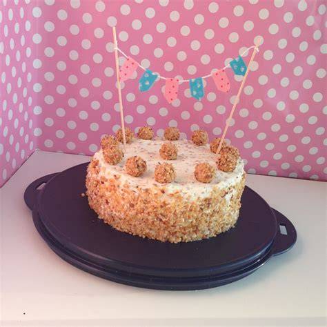 Frische Himbeeren und Giotto Kugeln auf der Torte