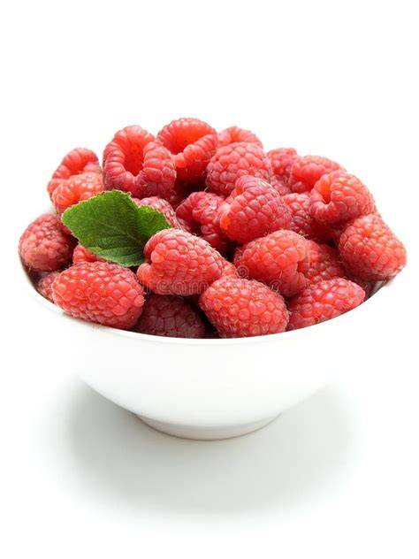 Frische Himbeeren und Himbeerpüree in Schüssel