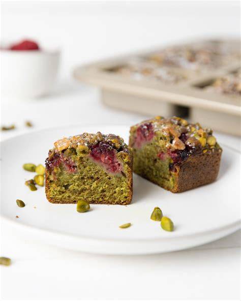 Frische Himbeeren und Pistazien als Garnitur auf dem Dessert