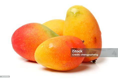 Frische Holunderblüten und Mangos auf rustikalem Hintergrund