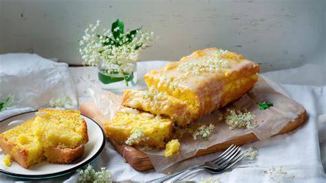 Frische Holunderblütendolden und Gelee auf Brot - natürlicher Genuss
