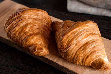 Frische Käse-Croissants auf einem Holzbrett