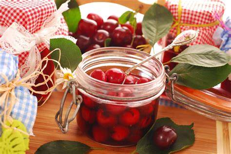 Frische Kirschen, Einmachgläser und Arbeitsmaterialien für das Einkochen ohne Zucker
