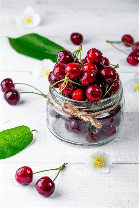 Frische Kirschen und Kirschen aus dem Glas