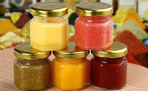 Frische Kiwis und Marmeladengläser, angerichtet für die Marmeladenproduktion
