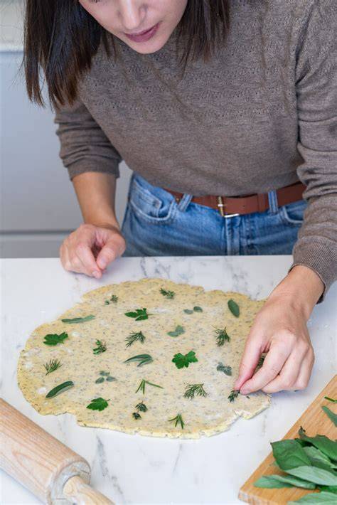 Frische Kräuter auf Teig, Kräuter-Cracker vor dem Backen
