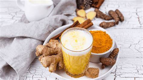 Frische Kurkumawurzel und Gewürze für Goldene Milch