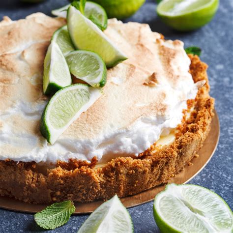 Frische Limetten mit Biskuitboden und Sahneaufstrich