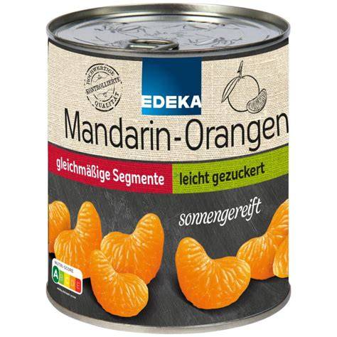 Frische Mandarinen in einer Dose und eine Reibe mit Zitronenschale