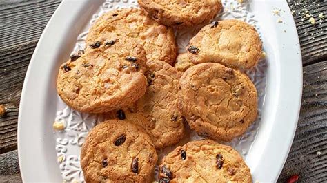 Frische Mandel-Kokos-Kekse auf einem dekorativen Teller