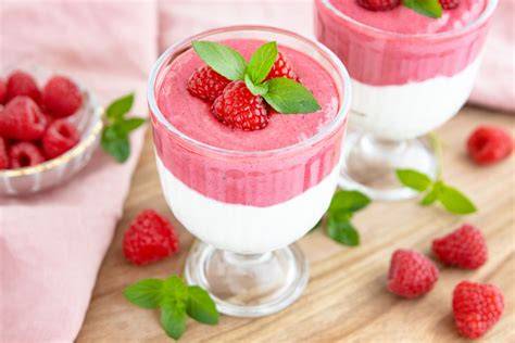 Frische Mango und Himbeeren als perfekte Zutaten für leichte Desserts