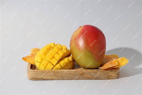 Frische Mango und Kokosraspel auf Holzbrett