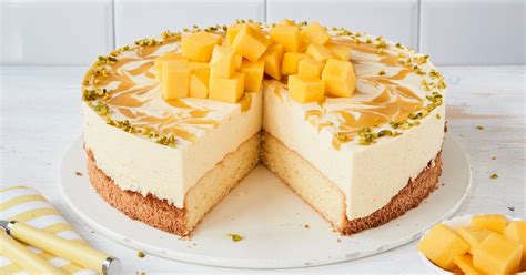 Frische Mangos und Zutaten für Mangomousse Torte
