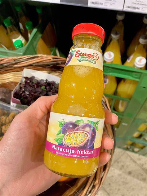 Frische Maracuja Früchte und Maracujasaft in Flaschen