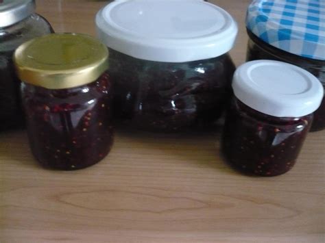 Frische Marmelade auf Frühstückstisch